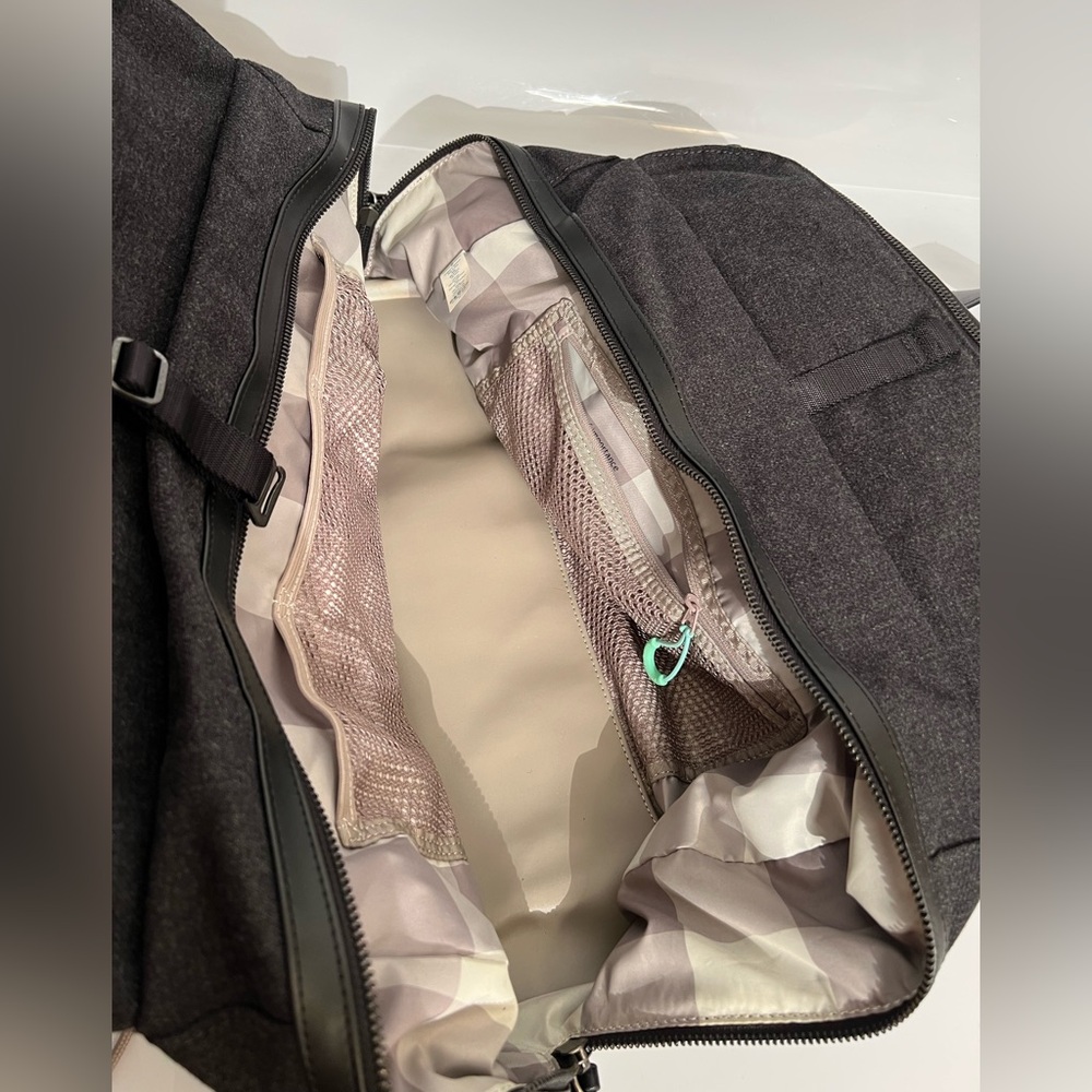 Lululemon Athletica Duffle Bag Gray/Black Large - Picture 14 of 16